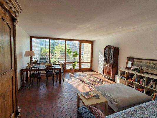 Großer Wohnbereich mit Zugang zu Garten und Terras