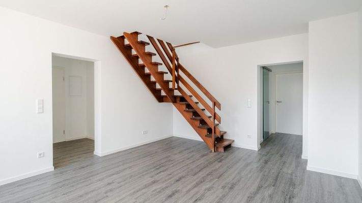 Wohnzimmer mit Zugang zur oberen Wohnebene