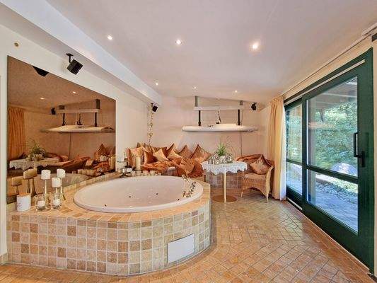 Badezimmer mit Blick in den Garten