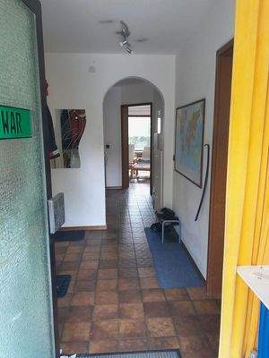 Eingang mit Garderobe links