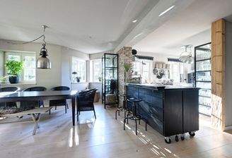 Einladender, heller Essbereich mit offen gestalteter Küche