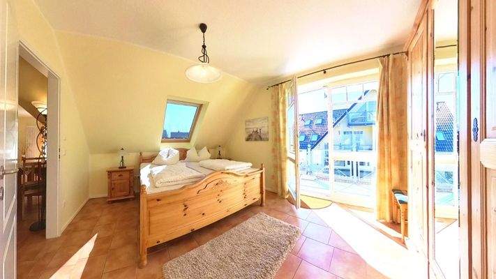 Helles Schlafzimmer mit eigenem Balkon zur Westseite