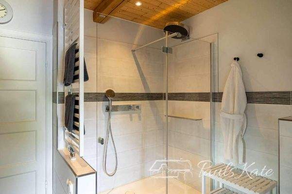 Bad OG | Eine luxeriöse und großzügige Dusche