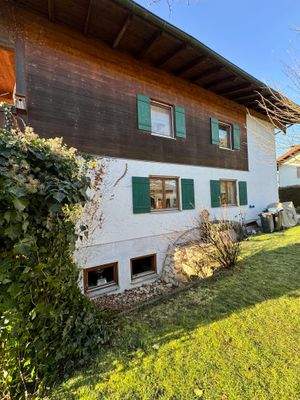 Hausansicht mit Lichtgraben Hobbyraum