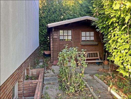 Weiterer Stauraum in der Gartenhütte im Garten