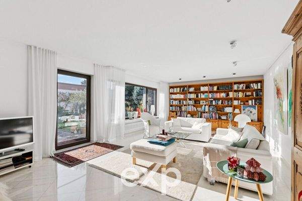 Wohnzimmer mit Zugang zur Terrasse