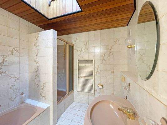 Das Oberlichtfenster bringt Tageslicht in den Raum und schafft eine helle, luftige Atmosphäre