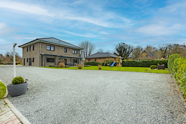  Hausansicht/Auffahrt