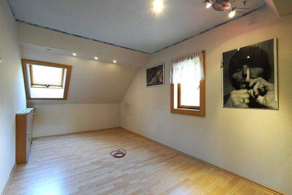 Leeres Zimmer mit Fenstern