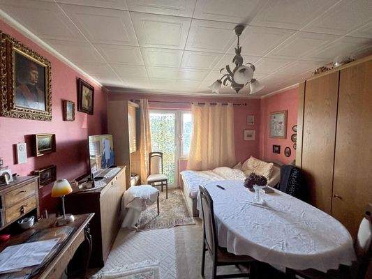 Wohnzimmer mit Zugang zum Balkon