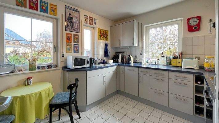 Die Einbauküche überzeugt mit funktionaler Aufteilung, ausreichend Stauraum und großen Fenstern