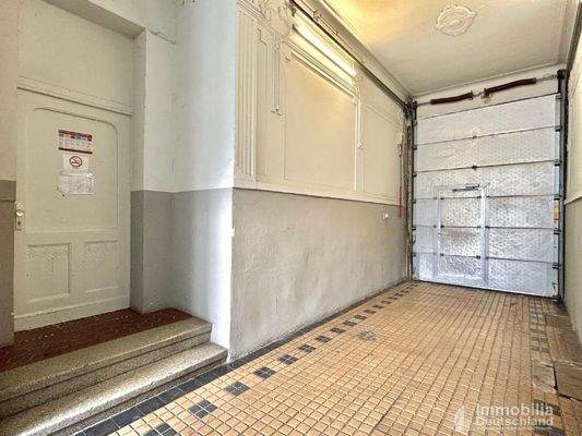 Blick auf gesichertes Tor und Eingangstür in Hausflur