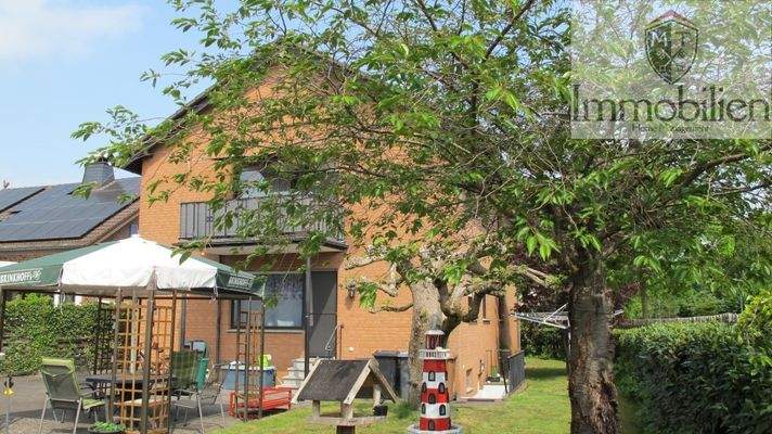 Haushinteransicht mit Garten
