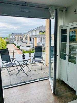 Blick vom Wohnzimmer auf den Balkon