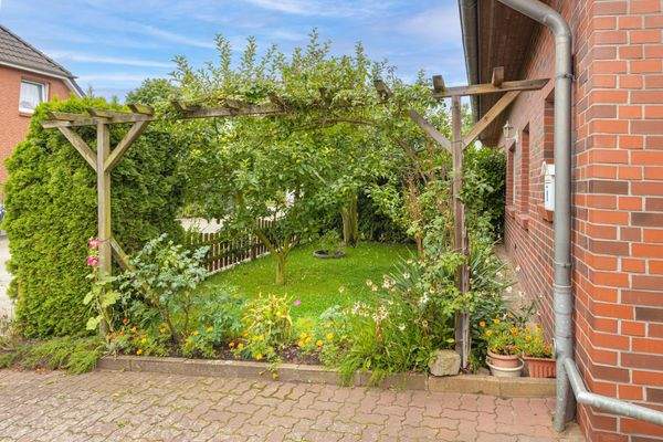 und Vorgarten mit Obstbäumen