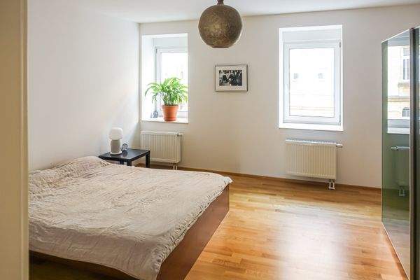 Großzügiges Schlafzimmer mit viel Tageslicht und angenehmer Atmosphäre