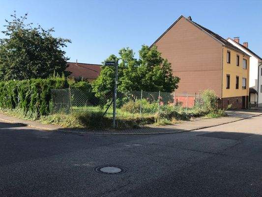 Haus mit Baugrundstück.jpg