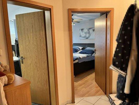 Blick in Schlafzimmer und Bad