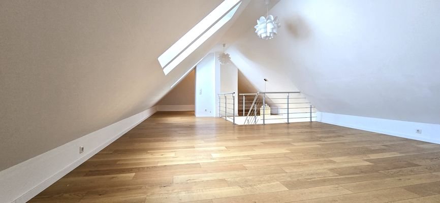 Schlafzimmer mit Blick zur Ankleideecke