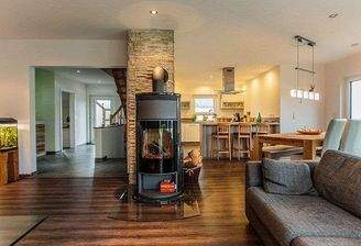 Wohnzimmer mit Kamin