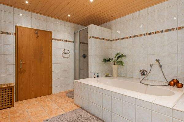 Bad mit Dusche und Wanne 17,52 m²