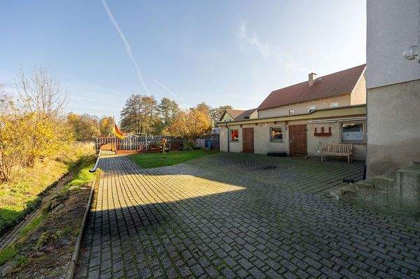 Hof mit Nebengebäude