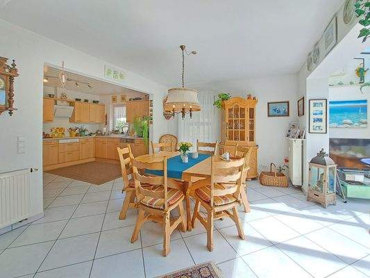 Essbereich mit hochwertiger Küche und angrenzendem WiGa