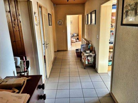 großer, gefliester Flur