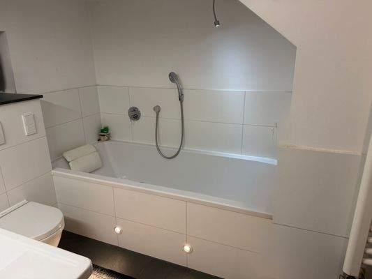 Das Hauptbad im Hochparterre mit Dusche und Badewanne - und Fenster!