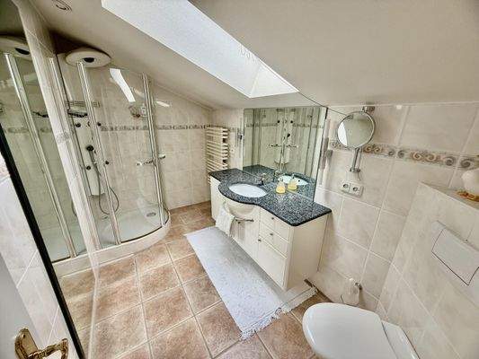 Badezimmer im Dachgeschoss