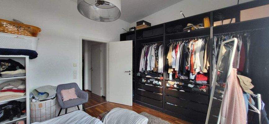 GUT PLATZ FÜR KLEIDERSCHRÄNKE 