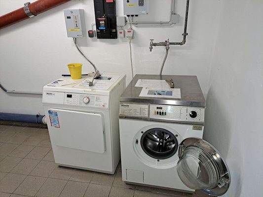 Waschmaschine und Trockner im Gemeinschaftsbereich