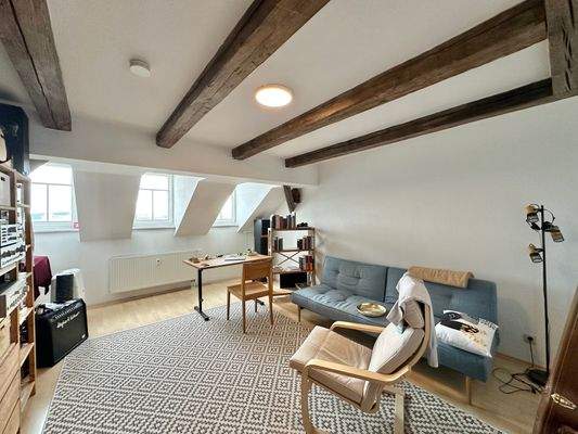 Helles Wohnzimmer mit charmanten Dachbalken