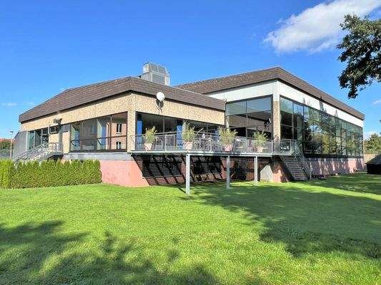 Multifunktionsgebäude mit Wohnungen