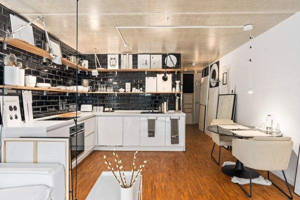 mit Einbauküche ...