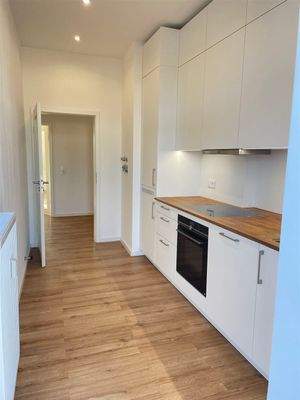 Küche mit Zugang zum Balkon