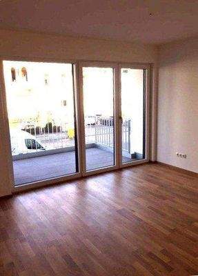 Wohn/Esszimmer mit Blick auf Balkon