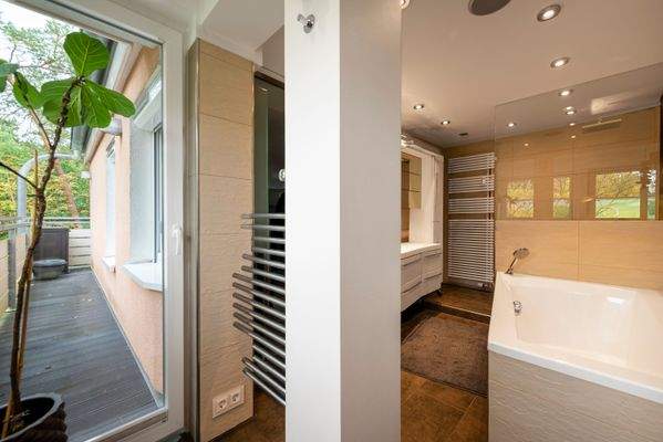 Handtuchhalter als Raumtrenner setzt ein raffiniertes Designakzent