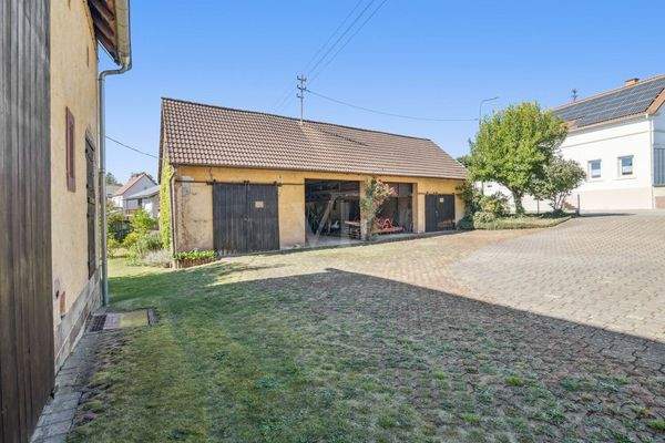 Nebengebäude mit Garagen