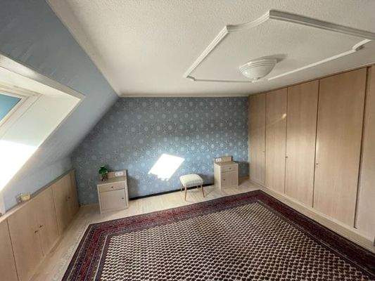 Schlafzimmer mit Blick auf den Einbauschrank