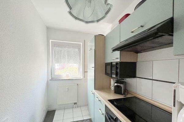 Schmale Tageslichtküche