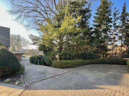 Auffahrt und Parkplatz