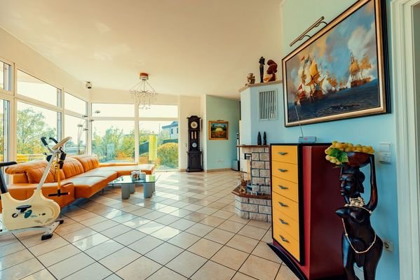 503 EG Wohnzimmer mit großer Fensterfront.jpg