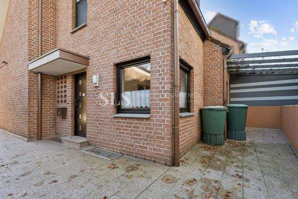 Eingangsbereich und hinteres Grundstück