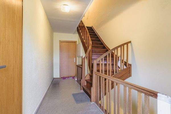 Flur mit Zugang ins Dachgeschoss