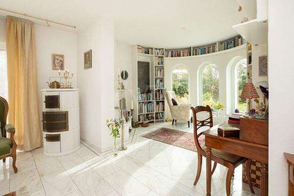 Bibliothek mit Kamin