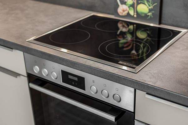 Einbauküche mit Kochfeld und Backofen