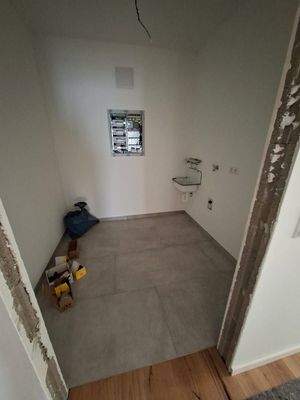 9. Hauswirtschaftsraum mit Schmutzbecken.jpg