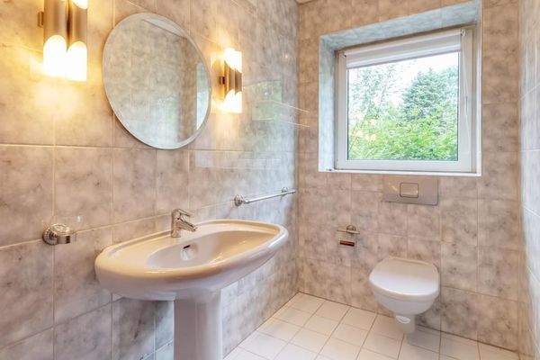 Gäste-WC mit Fenster