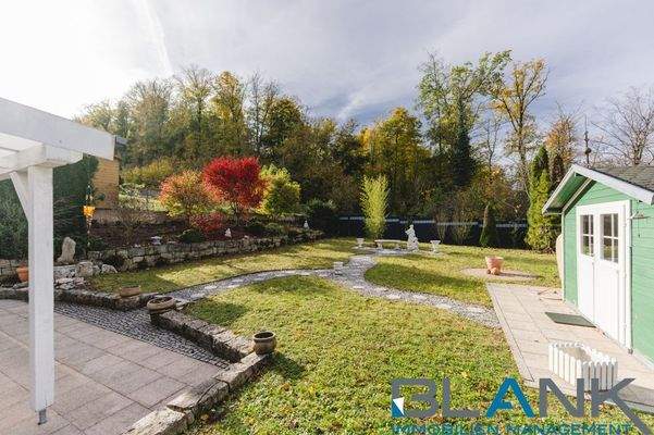 Grüner Hinterhofgarten